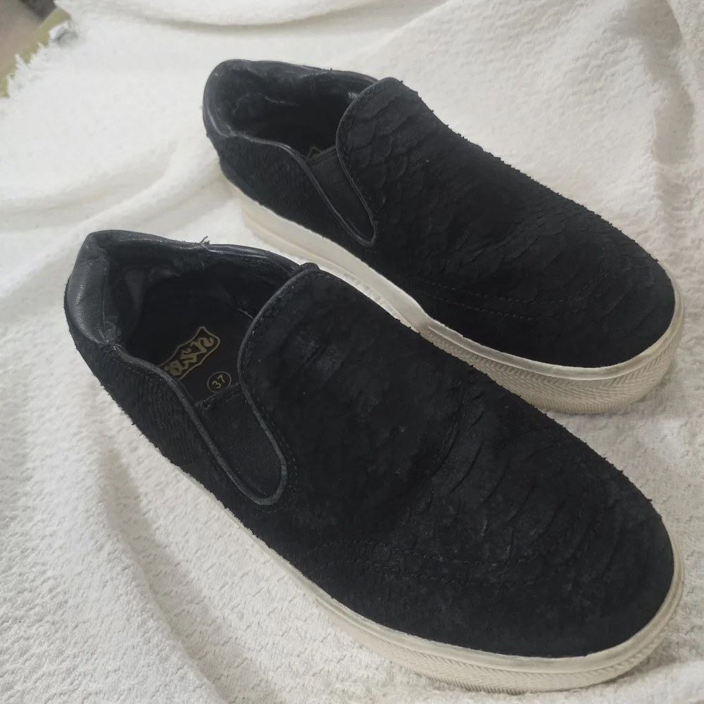 Ash Black Textured Loafers